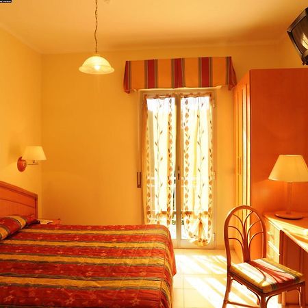 Hotel Casella Pietra Ligure Szoba fotó