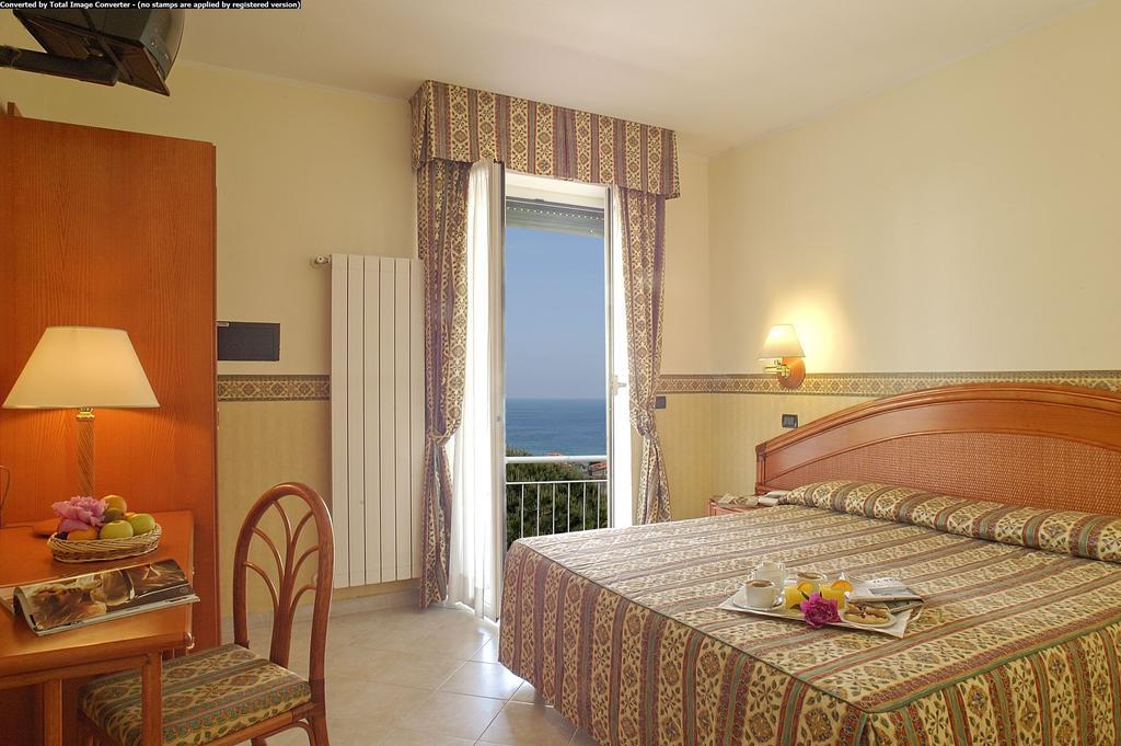 Hotel Casella Pietra Ligure Szoba fotó