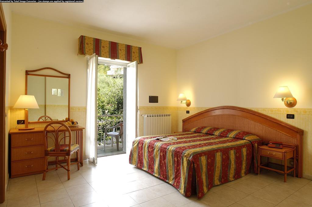 Hotel Casella Pietra Ligure Szoba fotó