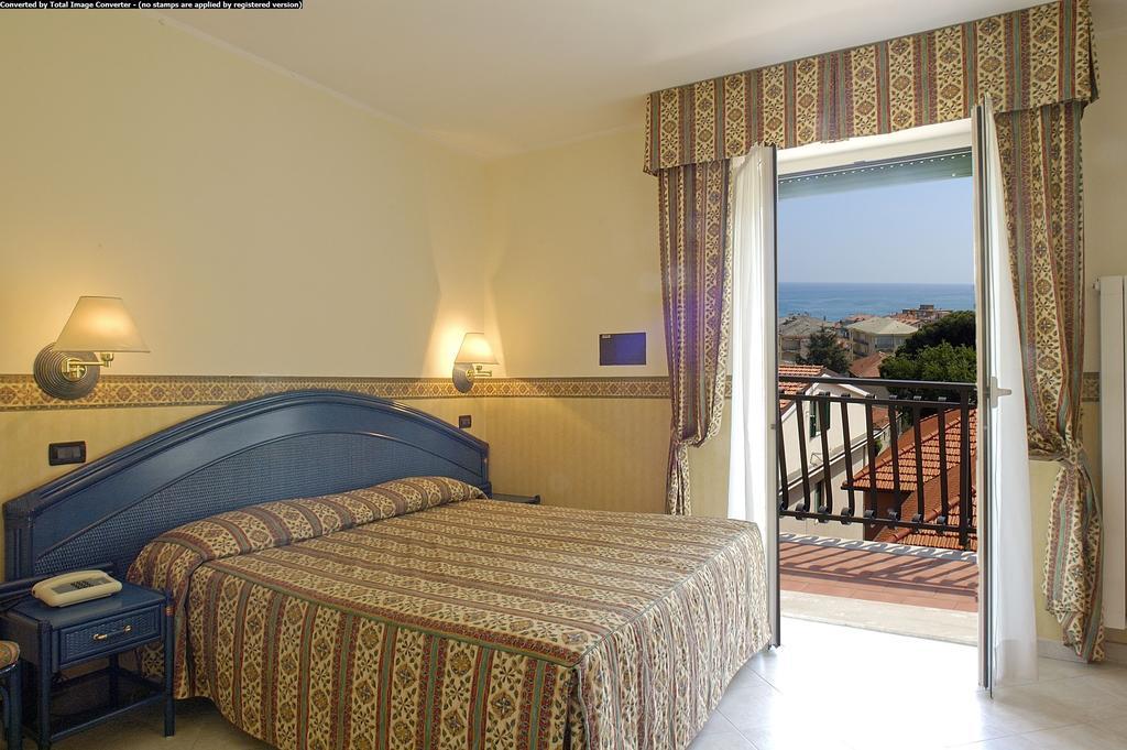 Hotel Casella Pietra Ligure Szoba fotó
